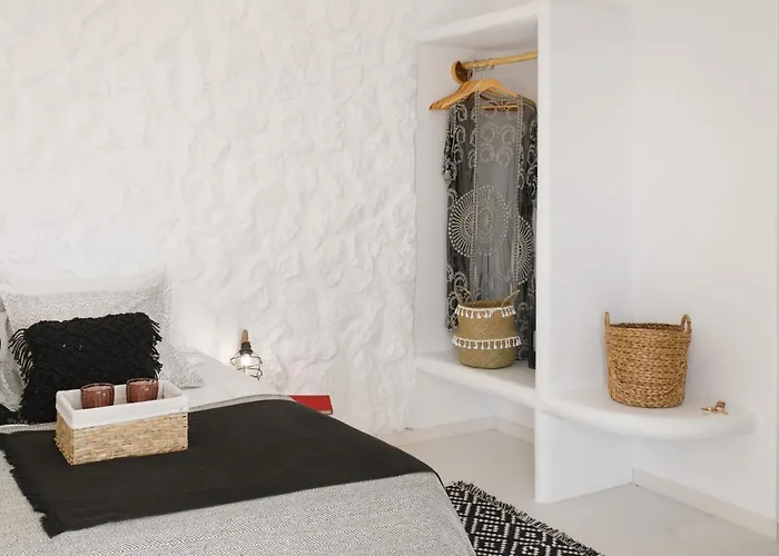 Naxos Earth 酒店 *